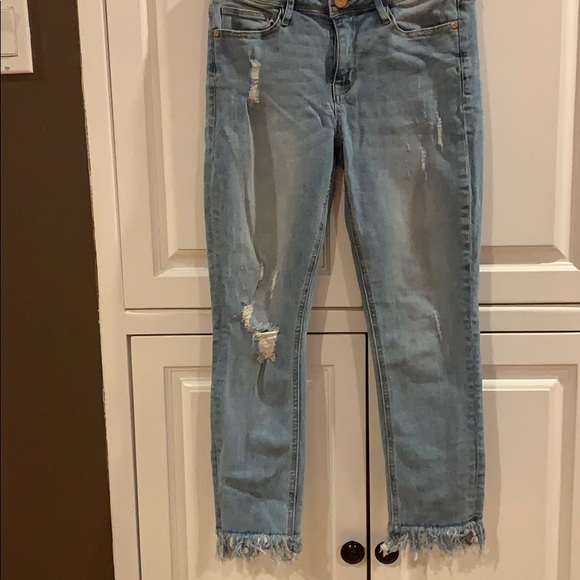 Guess jeans, size 26, frayed bottoms - Picture 2 of 4